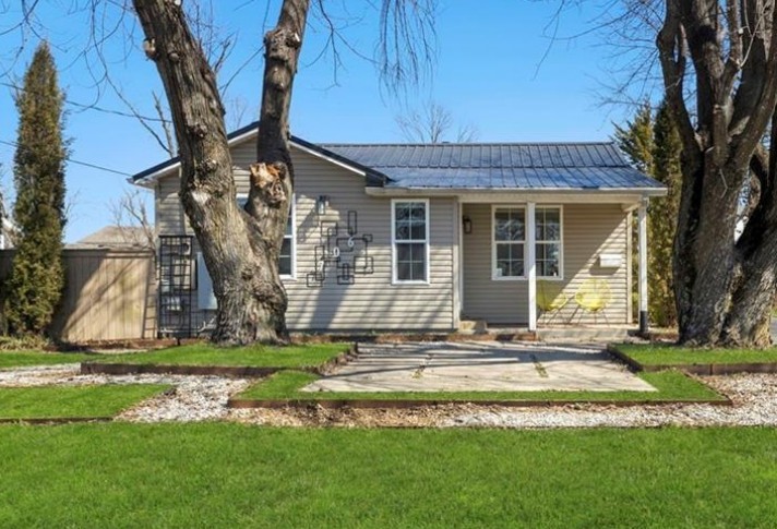 Welcome to this delightful 3-bedroom, 2-bathroom cottage-style home, perfectly situated in the heart of Downtown Bentonville! Steps away from the vibrant town square, world-class dining, trails, and Crystal Bridges, this home offers the best of small-town charm with big-city amenities.
Featuring classic cottage character with modern updates and original hardwood floors, this home boasts a warm and inviting living space, a thoughtfully designed kitchen with induction range and custom cabinets, and a spacious primary suite with an ensuite bath. The lush backyard is ideal for entertaining, complete with a cozy patio and mature trees for added privacy.
Whether you're looking for a charming primary residence, a weekend retreat, or a high-demand short-term rental, this home is a rare find in one of Northwest Arkansas’ most sought-after locations.
