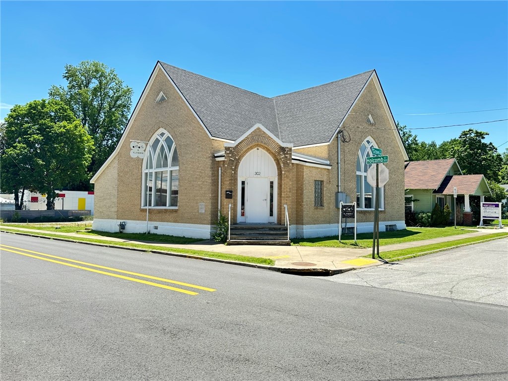 Historic Church of Christ building located in the heart of downtown Springdale. Adjacent to future 12-unit luxury apartment development by Highstreet. Within walking distance to parks, restaurants, bars, mixed-use and retail developments. This property has a basement, 1,000 SF with 7' ceilings.