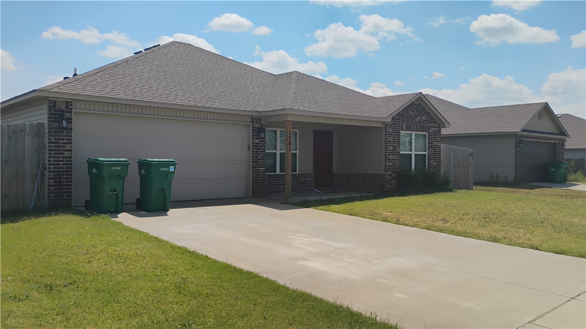 Beautiful 4 bedroom, 2 bathroom Centerton home. This move-in-ready home is located very close to multiple trails and parks, Bentonville West Highschool and Gamble Elementary.
Pet Friendly! Contact for pet details.
Walking distance from Keller Road Dog Park!
Near to William Lee Coffelt Memorial Park, Seba Road Bike Park, and Spicewood Trail Park!
Spacious, open-concept living room and kitchen layout.
Large, private, fenced back yard.
Kitchen comes equipped with fridge, stove, and dishwasher.
Easy drive to multiple Centerton dining locations.