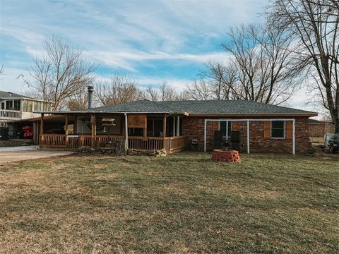 Photo of 1203 E College Avenue, Berryville, AR 72616 (MLS # 1332179)