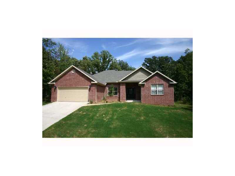 GORGEOUS 3 BDRM 2.5 BATH HOME, EXTRA LG LIVING ROOM W/BEAUTIFUL CORNER FIREPLACE, KNOTTY ALDER CABINETS & STAINLESS APPLIANCES, GRANITE COUNTERS, BEAUTIFUL DINING ROOM, VERY LARGE BEDROOMS, WHIRLPOOL TUB IN MASTER, EXTRA HALF BATH IN HALL, FLAT LOT, NICE.BEAUTIFUL MUST SEE HOME. THE HOME RENTS UNFURNISHED, STAINLESS STEEL APPLIANCES WILL STAY.