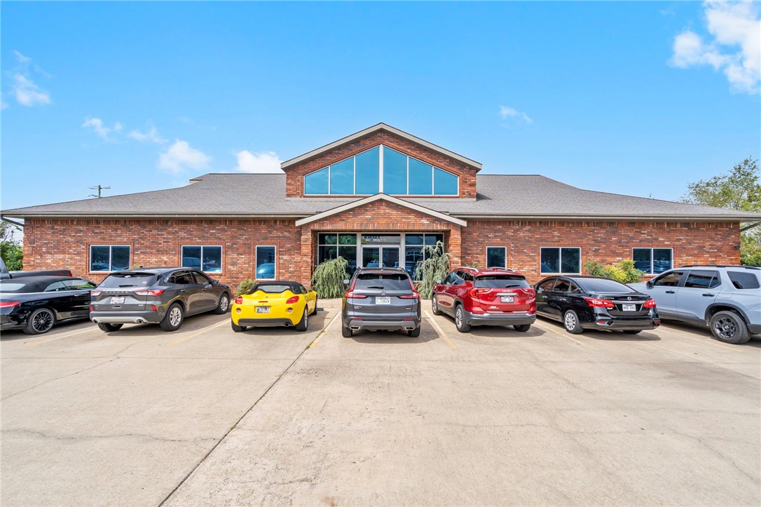 Searching for the perfect office space to conduct your business? This +/- 156 SF single-room office could
be just what you need! Conveniently located just 1 mile from I-49 (105,000 VPD) off W Huntsville Ave,
which sees around 23,000 VPD, this office space offers both visibility and accessibility. Located on the
first floor, this building features a common reception and waiting area for welcoming clients, access to 2 shared restrooms and a breakroom. This office building also offers ample parking for you and your visitors, and a gross lease structure with tenant responsible for internet and phone. Cox Fiber is available for around $60/mo. This office space is a great fit for professionals seeking an affordable, accessible workspace with easy access to everything Springdale has to offer.