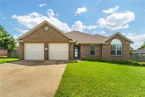 Photo of 1321 S St. Andrews Circle, Fayetteville, AR 72701 (MLS # 1317628)