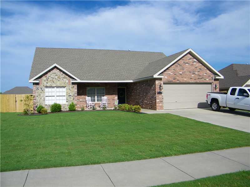 Great open floor plan home with many custom features. Crown trim, granite counter tops, walk in shower, jacuzzi tub, stainless steel appliances, his and her walk in closets in master, coverd patio area, large storage building. This home is ready for you!