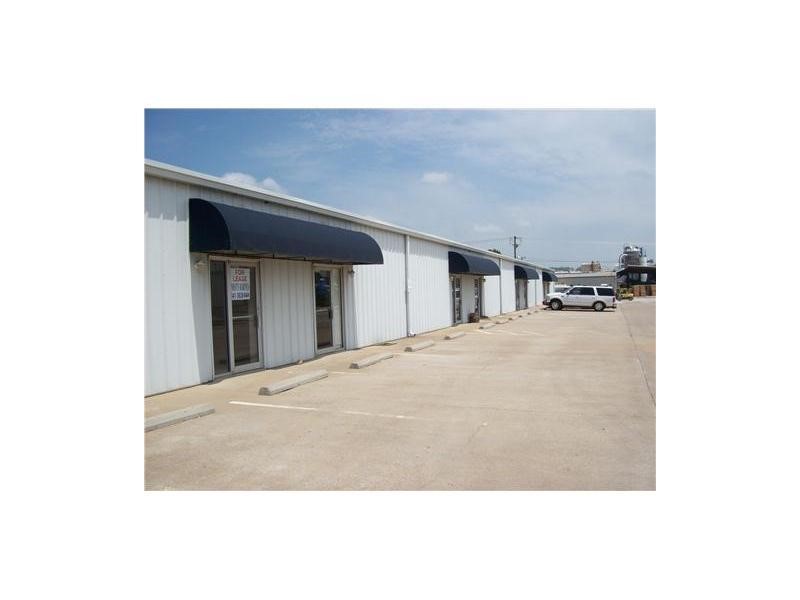 For Lease ā $1,095/month. Water, sewer, and trash included. Approximately 1,250 sq ft, including ~350 sq ft of warehouse/shop space. This unique suite features about 80% office with attractive vinyl wood flooring and HVAC, and 20% shop/storage areaāideal for tenants needing office space with light storage or workshop use. Convenient location just off Huntsville Road, minutes from Downtown Springdale. Available August 1st. Agent owned.
