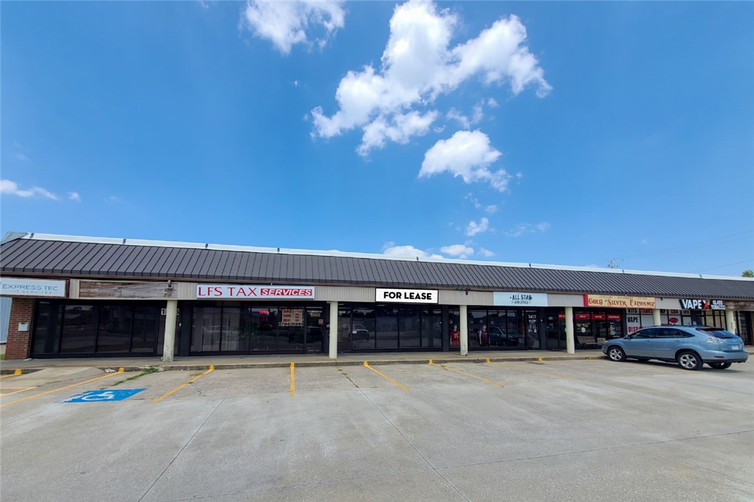 Retail space for lease on busy 71B. 2.5 miles from I-49 with easy access to Downtown Rogers. Open layout with bathroom. Ideal for retail, showroom, or office. Surrounded by retail, restaurants & services, and near schools.
- Finish out negotiable
- 24,000 CPD on Walnut
- Tenant pays utilities
- Surrounded by retail, restaurants, & schools