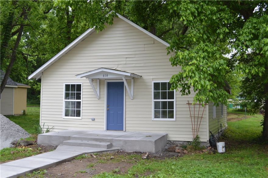 Quaint 2 bedroom, 1 bath home containing 816sf that is in move-in ready condition!  Open floor plan, eat-in kitchen, gas oven.  Carpet & vinyl flooring and gas wall heaters with newer windows & roof.  Within walking distance to downtown area shopping, the new public library and the city park.