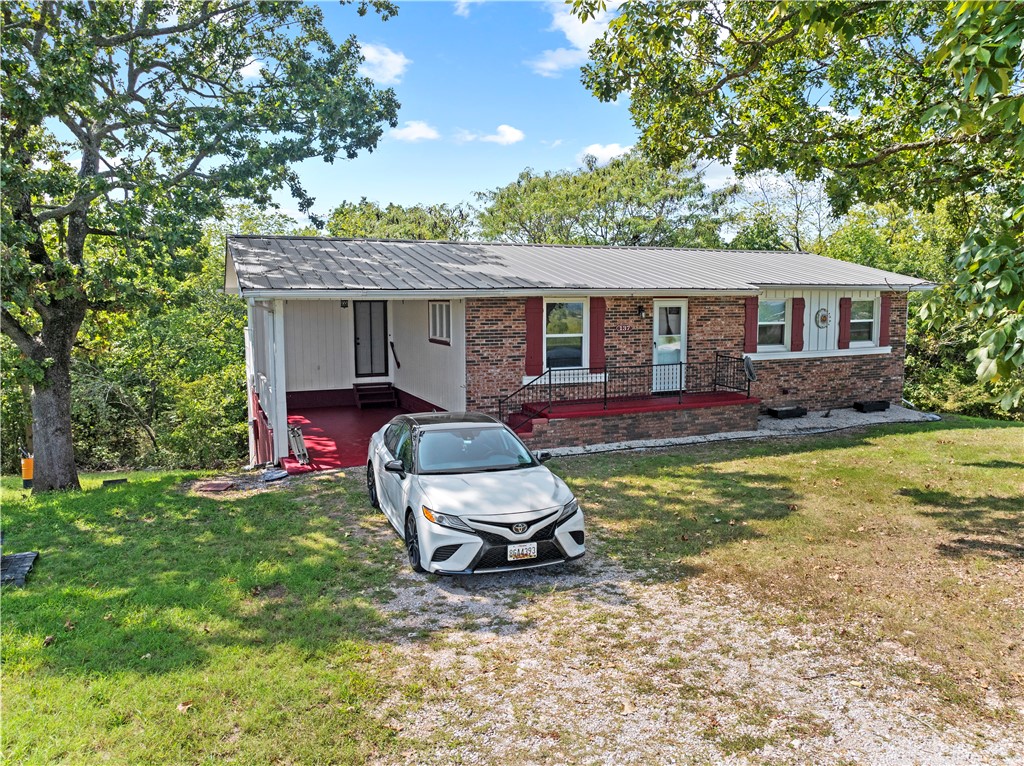 Welcome to this charming 3-bedroom, 1-bathroom home! Nestled in a peaceful neighborhood between Harrison and Yellville, this property features a heat pump, windows, roof, flooring, appliances and septic tank that are all just three years old. It also includes a full unfinished basement. Donāt miss the chance to see it soon!