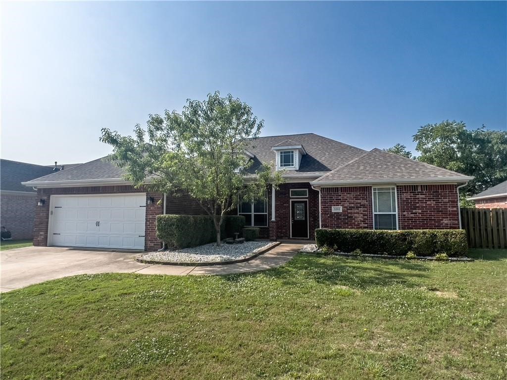 Beautiful 4-Bedroom, 2-Bath Home for Lease in Bentonville!
This spacious and well-maintained home is ready for you to move in and enjoy. Featuring a split-bedroom floor plan, fresh paint, and newer carpet throughout, it offers both comfort and style. The kitchen is highlighted by sleek granite countertops, and the inviting living room includes a cozy fireplaceāperfect for relaxing evenings at home.
A formal dining room offers flexibility and can easily be used as a home office, while built-in shelving adds a touch of charm and practicality. Step outside to a covered patio thatās ideal for entertaining, along with a fully fenced backyard for added privacy.
For your convenience, a refrigerator, washer, and dryer are included as a courtesy. Located in a desirable Bentonville neighborhood, this home blends modern amenities with everyday comfort.
Donāt miss this opportunityāschedule your private showing today!