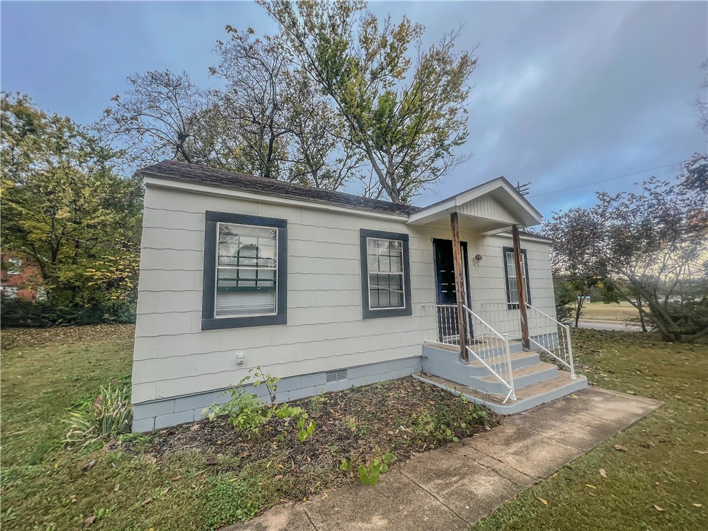 Very nice 2 bedroom 1 bath home located close to JBU and downtown Siloam Springs! Home features: wood floor, large lot, detached garage, covered rear patio, and its ready to move in! Schedule your private showing today!