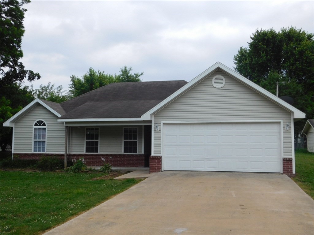 Charming home on a nice size lot, remodeled last year, updated kitchen, new paint, carpet & appliances.
Great location, don't miss this one!
This property is not RD eligible.