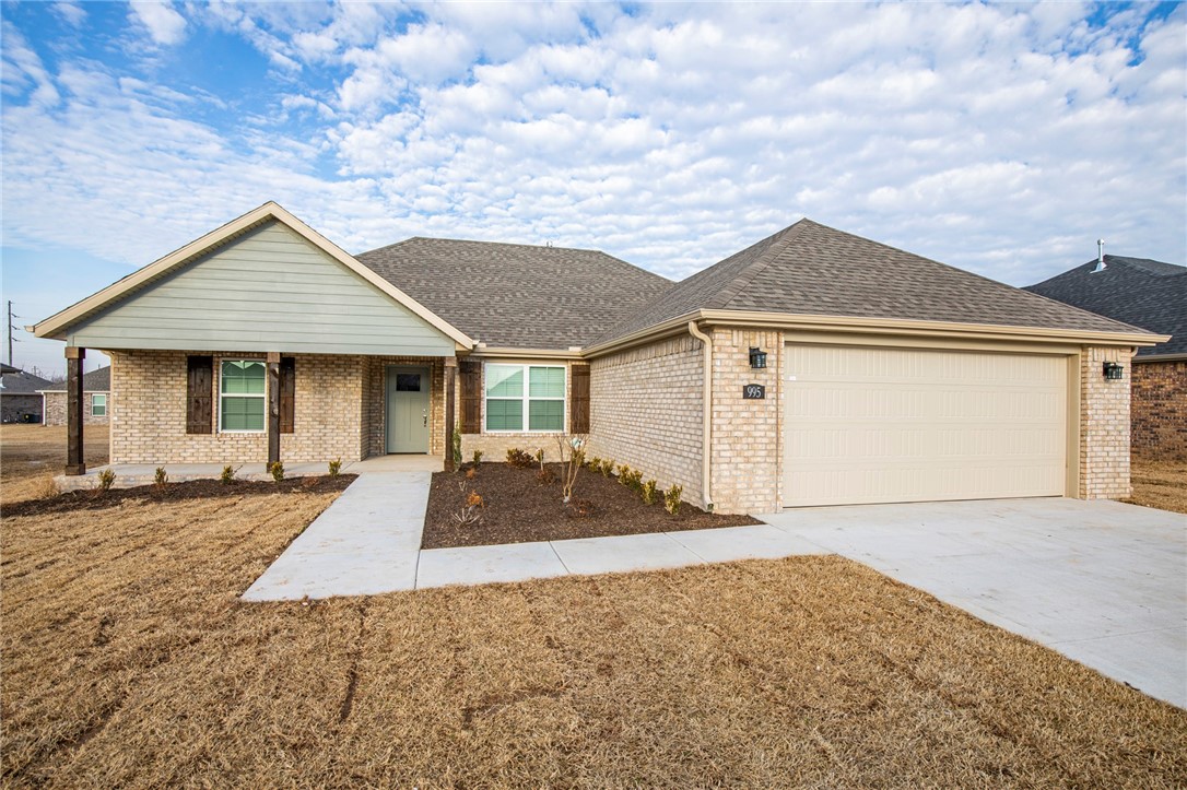 Beautiful 4 bed 2 bath home in Tontitown. Hickory Meadows Subdivision. Crown molding thru main living area. Living room includes hardwood flooring and gas fireplace, granite counter and stainless appliances in the kitchen, split floor plan, master bed and bath has large walk in closet, duel sinks and separate jetted tub and shower. Covered patio with fenced back yard.
