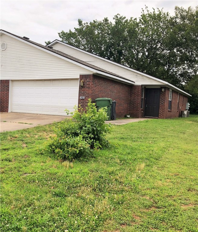 3 Bedroom, 2 Bath duplex is Sunbridge Subdivision near Rogers High School. Hard surface flooring throughout living areas and newer carpet in bedrooms. 2-Car garage. Apply at www.nwarentalhomes.com