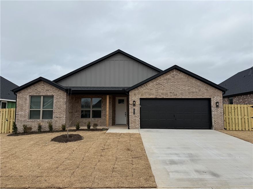 Brand new 4 bedroom home in the growing city of Pea ridge. Split floor plan, large island in the kitchen perfect for entertainment. Fenced in backyard. Don't miss this opportunity to lease this new construction home.