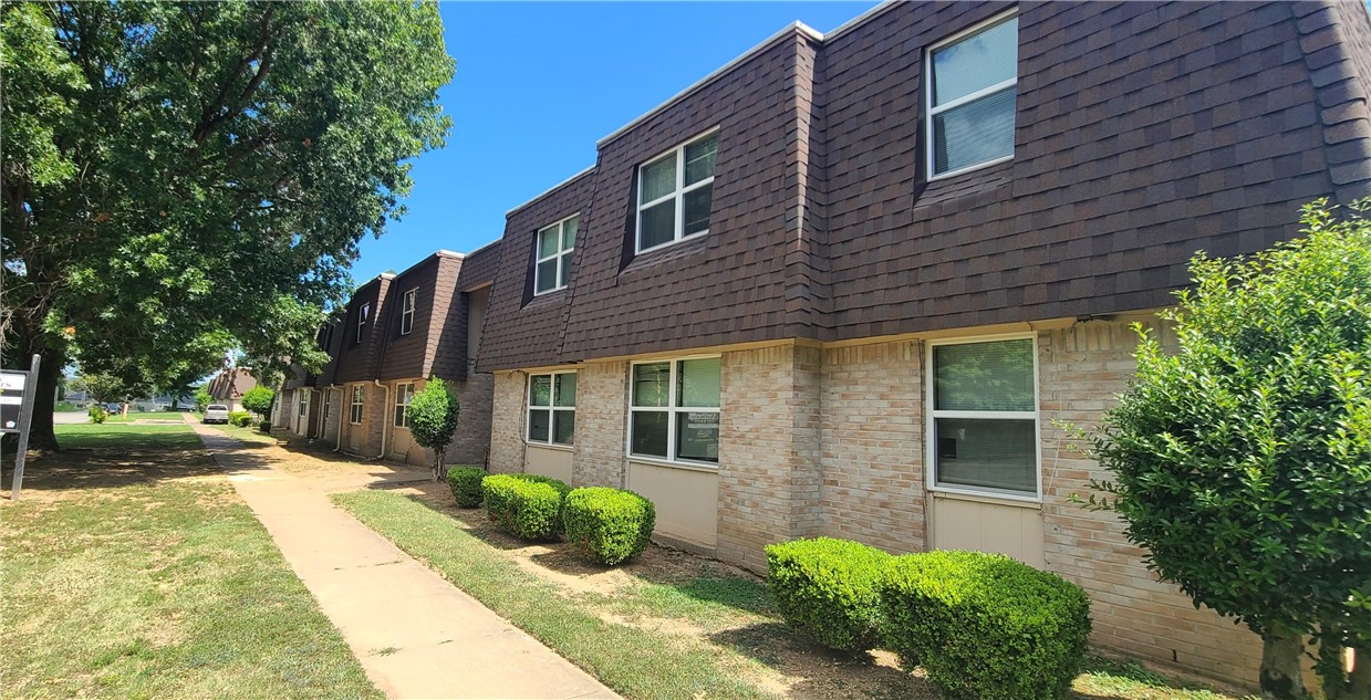 40 Doors - Beautifully renovated spacious 2 and 3-bedroom units (Thirty-Two 2-Bedroom and Eight 3-Bedroom).
We are at 95%-97.5% occupied with quality tenants.
We've upgraded most everything including: 256 New Windows, New Shingles, New Cabinets, New Appliances, New Lighting, Tiled Bathroom Shower Walls and More!Ā Property is in a Nice Area within a good school district.Ā Don't miss out on getting additional details and/or to view this great investment property.Ā We can provide rent-rolls, photos, rental price comps and other information upon request.Ā This property is professionally managed locally for the owner.