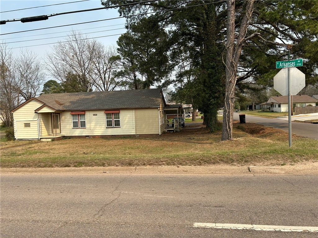 Main image without alt text