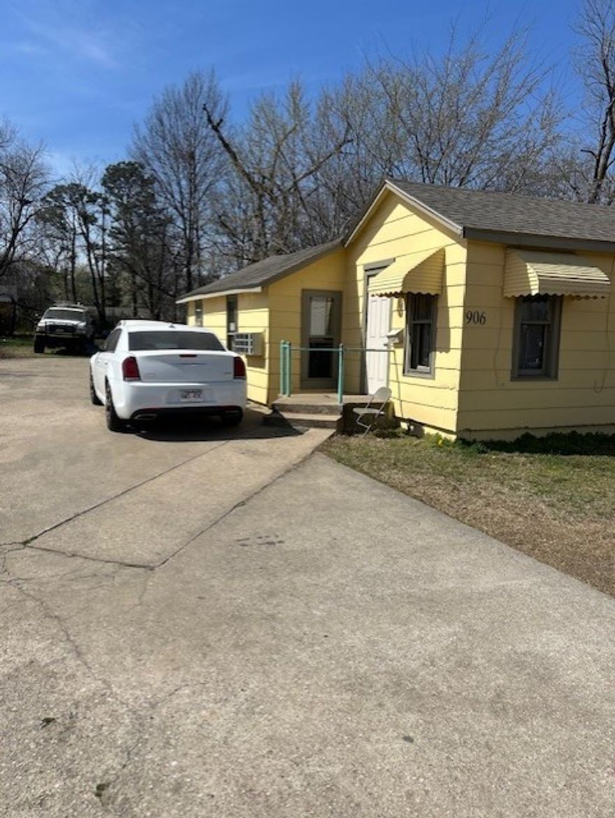 Real Nice Cottage-House In The Middle of Town 
Very Cute Bedroom Area, Living Room, Dinning Area,
3/4 bath All Freshly Painted, Floors Replaced, New Water Heater 
Roof Replaced 2022
*This property can be used for a small business contact the City of Springdale