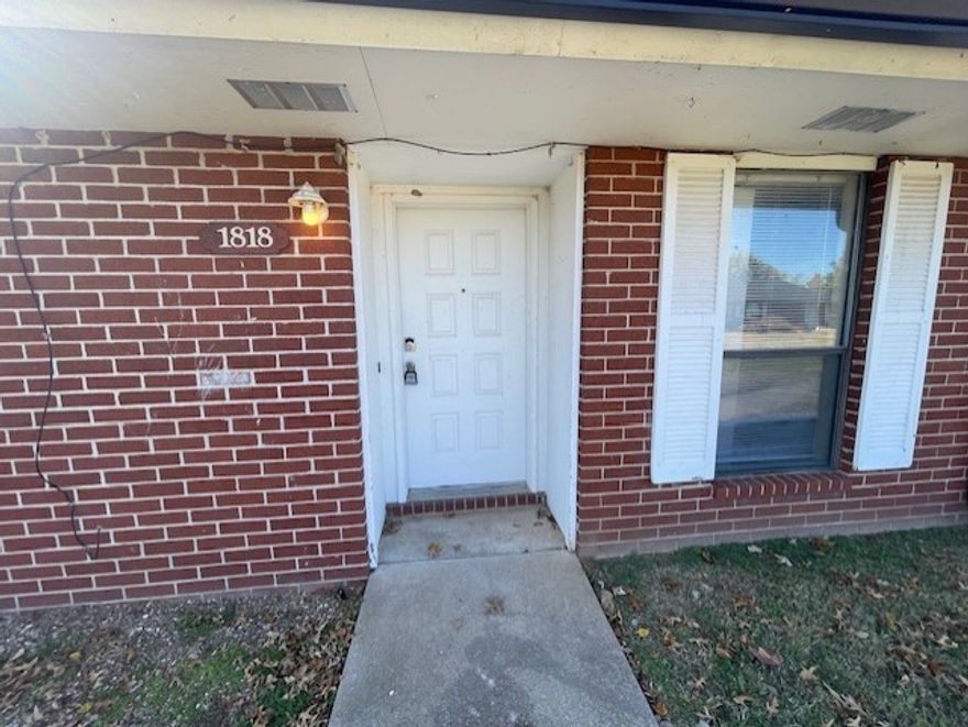 Cozy 2-bedroom, 1-bath duplex in a convenient Rogers location! Close to shopping, Walmart AMP, local parks, and walking/biking trails. Easy access to schools, dining, and entertainment.**No Pets**