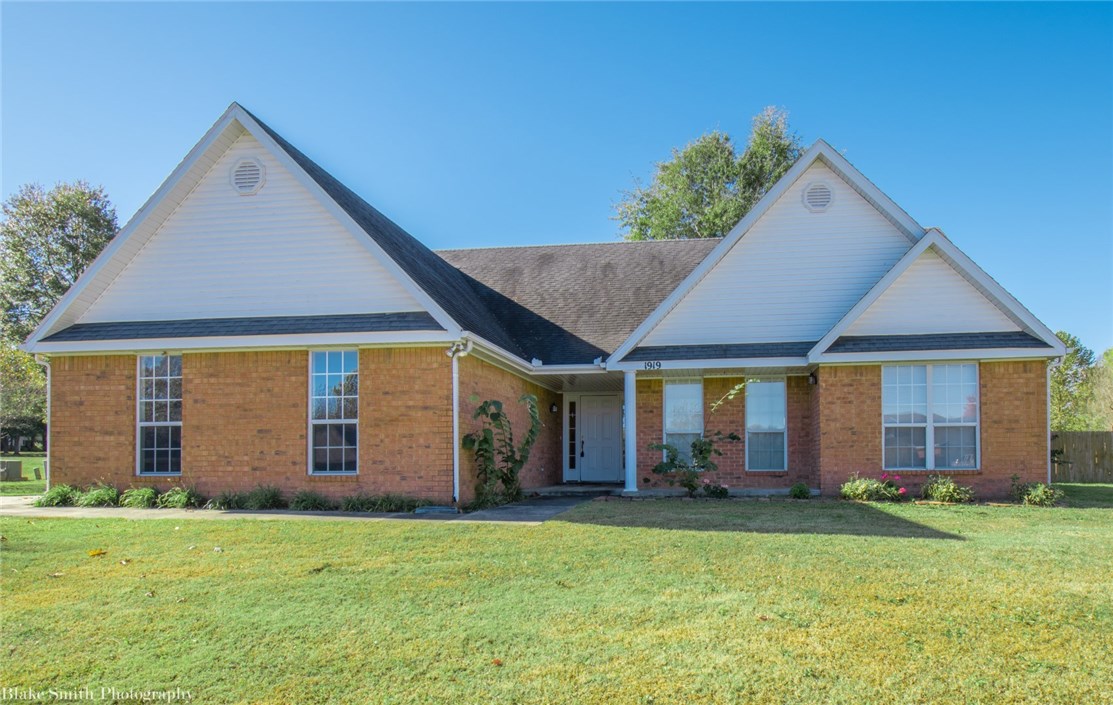 Tallgrass remarks: Great 3 bed 2 bath home in Fayetteville. Convenient to U of A and Fayetteville Square.