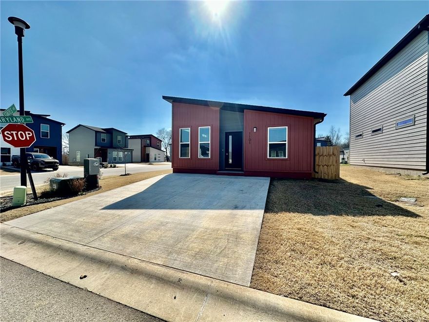 2-bedroom, 1-bath home built within the last year! Comes with all appliances included for added convenience. Enjoy maintenance-free living—no more worrying about lawn care. Community amenities include a dog park, pickleball courts, and a volleyball court. Conveniently located in the Bentonville School District and close to the Walmart Corporate Office, offering both comfort and convenience.**$250 non-refundable pet fee per pet **1 pet limit**