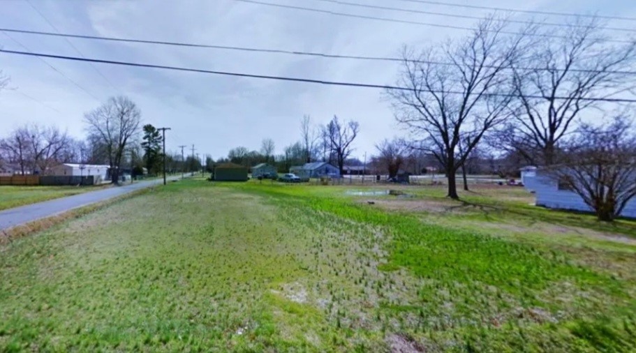 This .14 (+/-) acre lot is ready for you to build your new home or place a manufactured home in Pine Bluff, Arkansas. It is close to Lake Seracen where you can enjoy some fishing and also local amenities. The property conveys a Limited Warranty Deed. No owner financing available.
