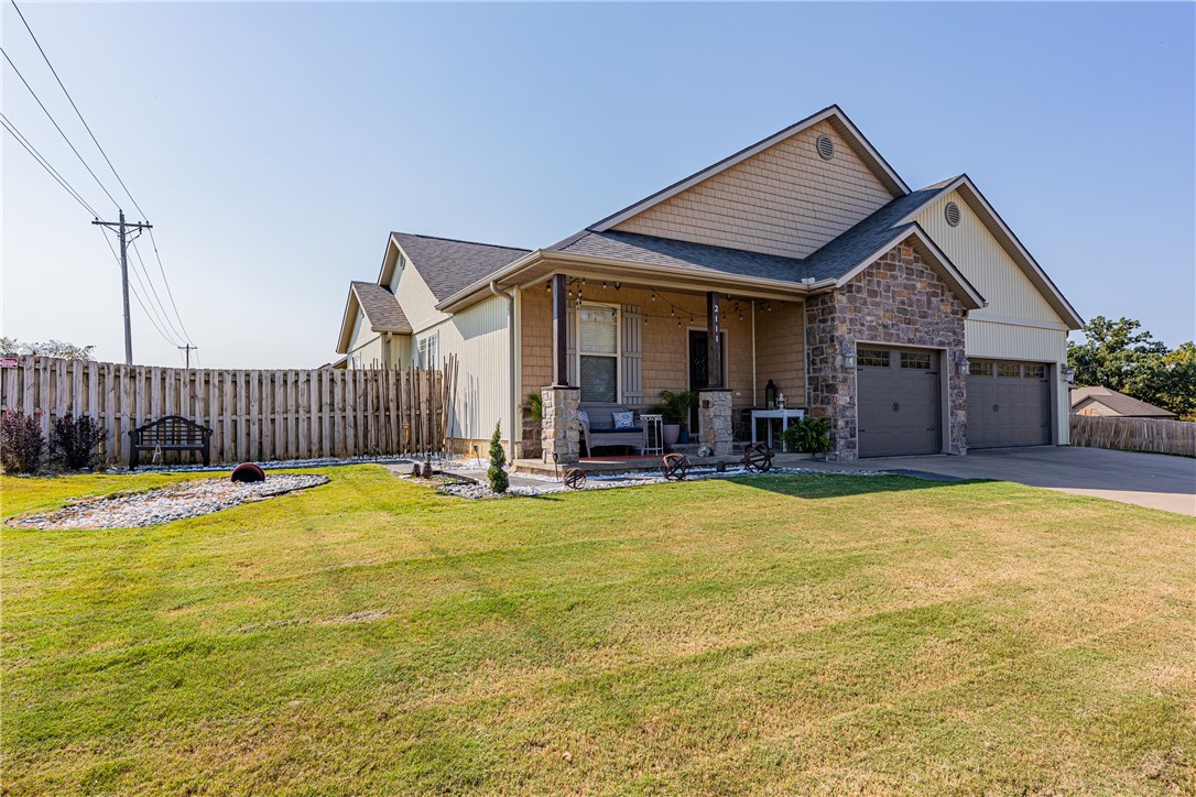 **Fresh new paint, new roof in 2020, HVAC 2023, One year home warranty. Perfectly located in the heart of Pea Ridge! Easy drive to Bentonville, 7.9 miles to the new Walmart home office. Short drive to beautiful Beaver Lake. This superb home design is perfect for relaxing, entertaining, getting your work done or crafting. The fourth room space can be used to set up a lovely hobby room or your home office. The three-car garage gives you even more flexibility for hobbies. Six large closets, pantry and oversized garage shelving provide generous storage throughout the house. Step inside the unique entryway, pass the dramatic formal dining room and enter the open living area. The spacious kitchen offers an eat in area with French doors inviting you outside to the covered patio for entertaining. All the passageways of this home are oversized and comfortable. Come feel all the space this home has to offer. ***Offering $3000 toward closing cost with an acceptable offer.