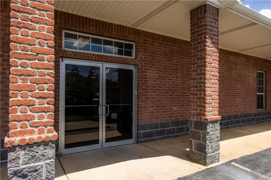 Lease an individual office conveniently located within minutes of the new Walmart Corporate Campus. Tenants enjoy access to a shared kitchen, with all utilities included - a hassle-free, flexible space for your business.