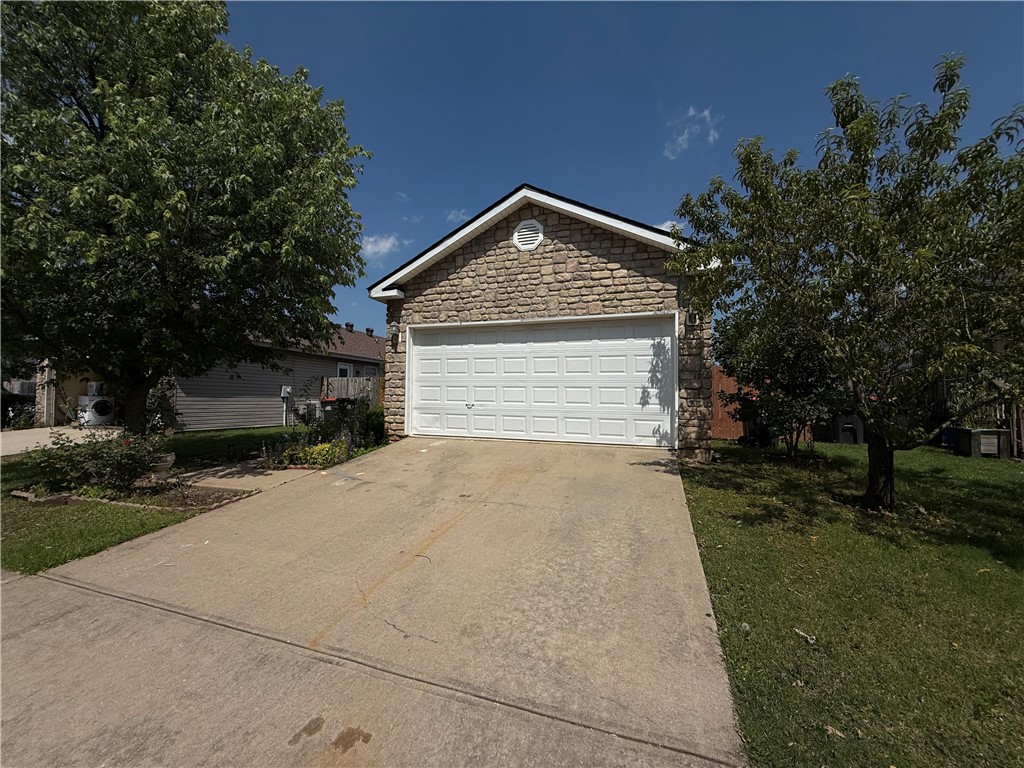 Charming and Affordable Home in Springdale. Don’t miss this move-in ready 3-bedroom, 2-bathroom home offering 1,047 sq ft of functional living space. Featuring a brand-new roof and new laminate flooring in the living room, this home is perfect for first-time buyers or investors seeking a great rental opportunity.
Conveniently located in a growing area of Springdale, this property offers comfort, value, and potential — all at a great price. Schedule your showing today!