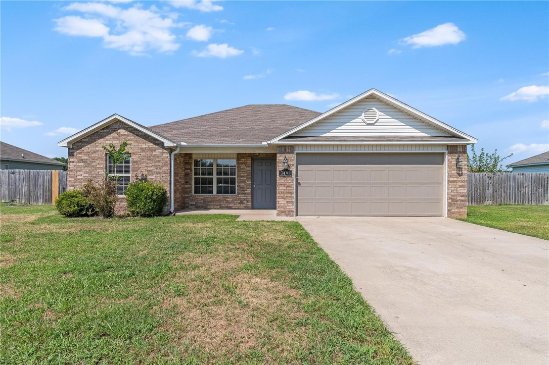 Right in the heart of central NWA, this fantastic 3-bedroom, 2-bath home offers the ideal blend of comfort and convenience. The kitchen is fully equipped with a dishwasher, electric range, microwave, and a spacious pantry to help keep everything tidy. The primary bedroom includes a generous walk-in closet for all your storage needs. Out back, enjoy a private yard with a wood fenceāperfect for unwinding or hosting get-togethers. Donāt miss out on this must-see home in a highly sought-after area!