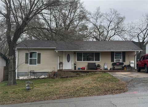 Photo of 1840 S Ashwood Avenue, Fayetteville, AR 72701 (MLS # 1329666)