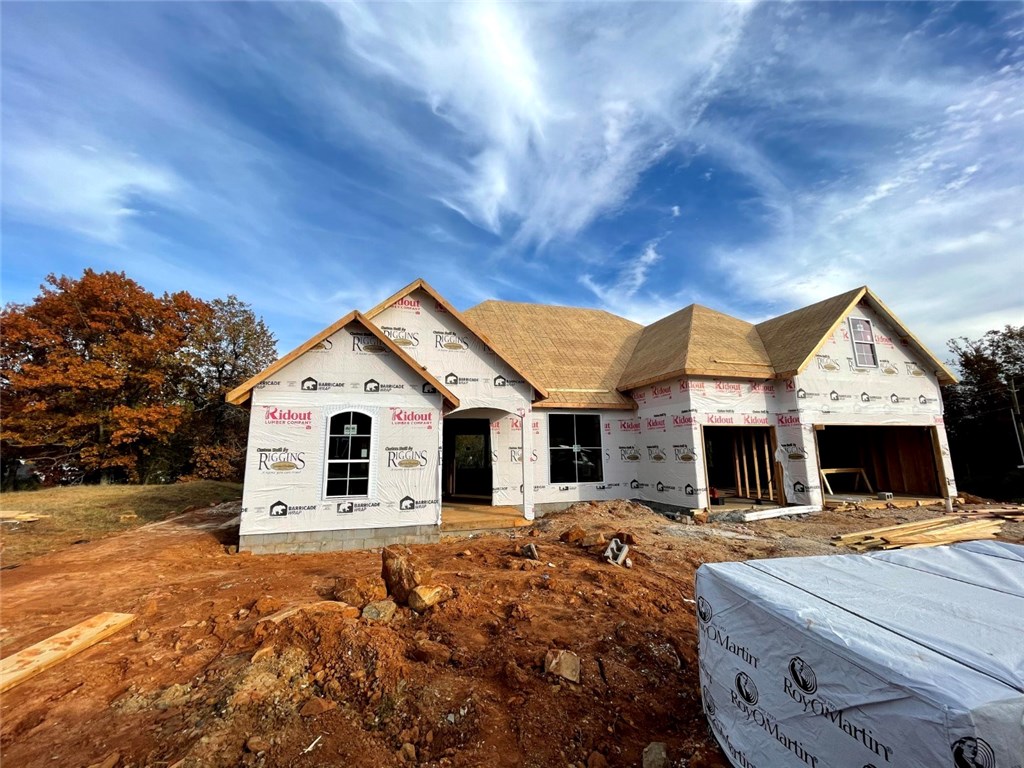 New construction in NE Fayetteville! Home features spacious living room w/ FP. Large kitchen has island, walk-in pantry, stainless steel appliances, Master & 2 BR down, 1 BR, 1 bath & bonus upstairs. Mud room have built-in cubbies. Quality finishes throughout. Three-car garage!