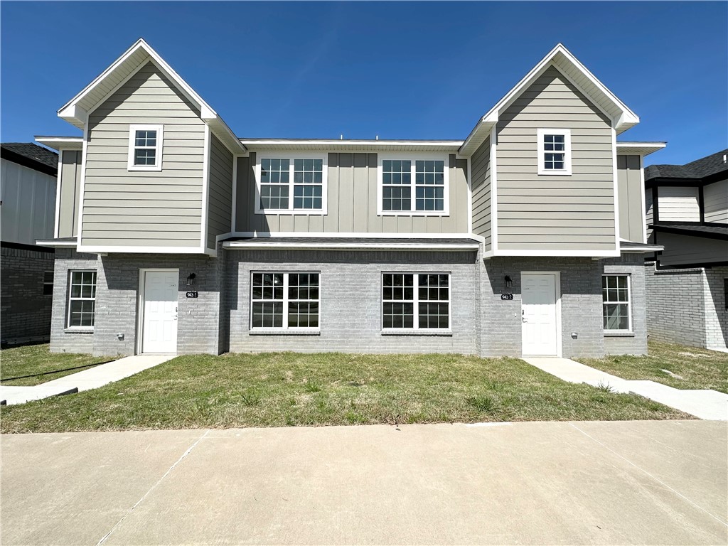 Perfect for University of Arkansas students, young professionals, staffing agencies, and corporate housing! 1 duplex, 2 units. Spacious open floor plan with beautiful granite counter tops in the kitchen and bathrooms. Fresh, neutral colors. Contemporary lighting fixtures. All luxury vinyl plank. En suite and Jack and Jill bathrooms. Convenient upstairs washer and dryer location. Front covered entry. Secure, private access to garage. On Fayetteville Trail System. Covered balcony.
