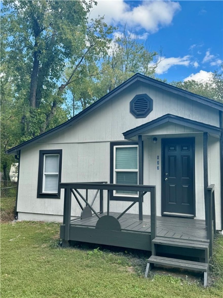 Move in Special: 1/2 Off your First Month's Rent! Cozy Cottage with modern updates!  2 bedrooms, 1 bathroom with a fenced yard.  Rents for $1000 per month with a $1000 refundable Security Deposit.  Pets are negotiable with a refundable $250 Pet Deposit.  A 6 Month lease is negotiable with a higher rent rate.