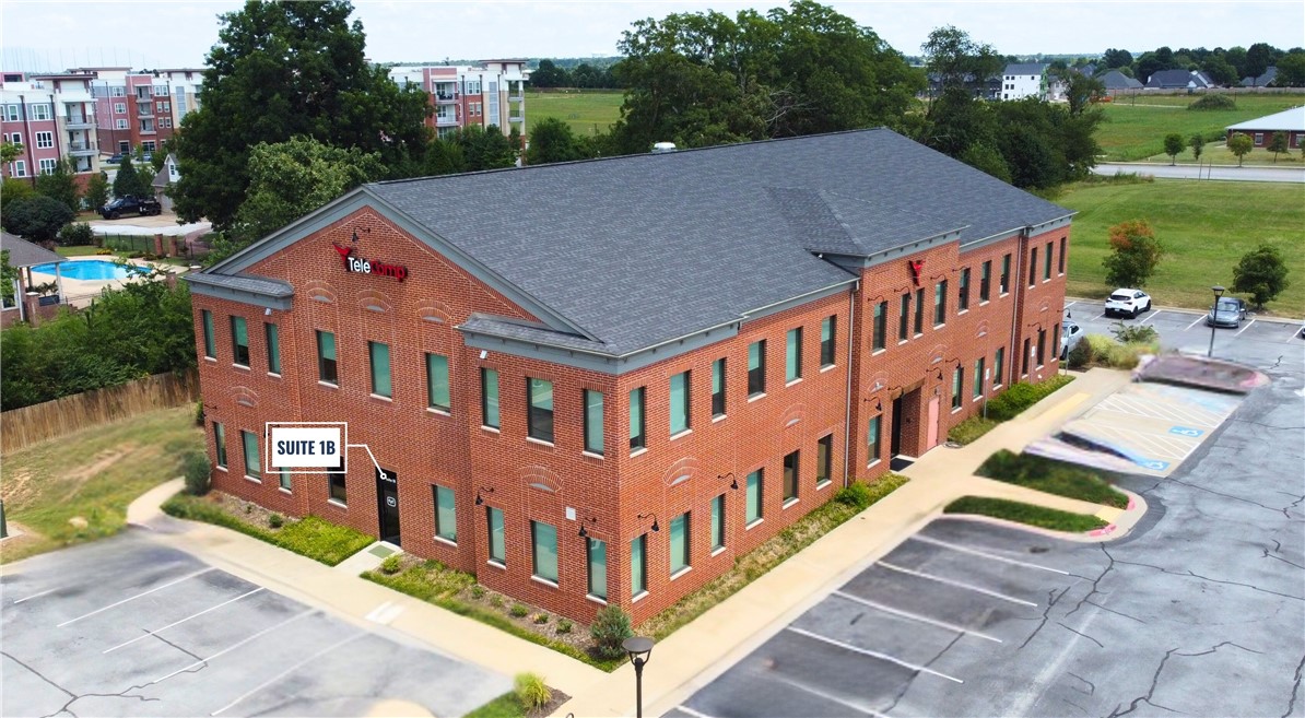 Lease overview
Suite 1B: 1,782 SF.
Asking rent: $32.50 PSF.
Rent type: Modified gross.
Site highlights
This Class A office suite offers a functional layout featuring one large executive office, two private offices, and a breakroom. A shared tenant restroom is located just outside the suite in the hallway. Situated in the fast-growing Pinnacle Hills area, the property is surrounded by new retail, dining, and multifamily developments. Its location provides easy access to I-49 and is just minutes from Pinnacle Hills Promenade, placing your business in one of Rogers’s most active commercial corridors.