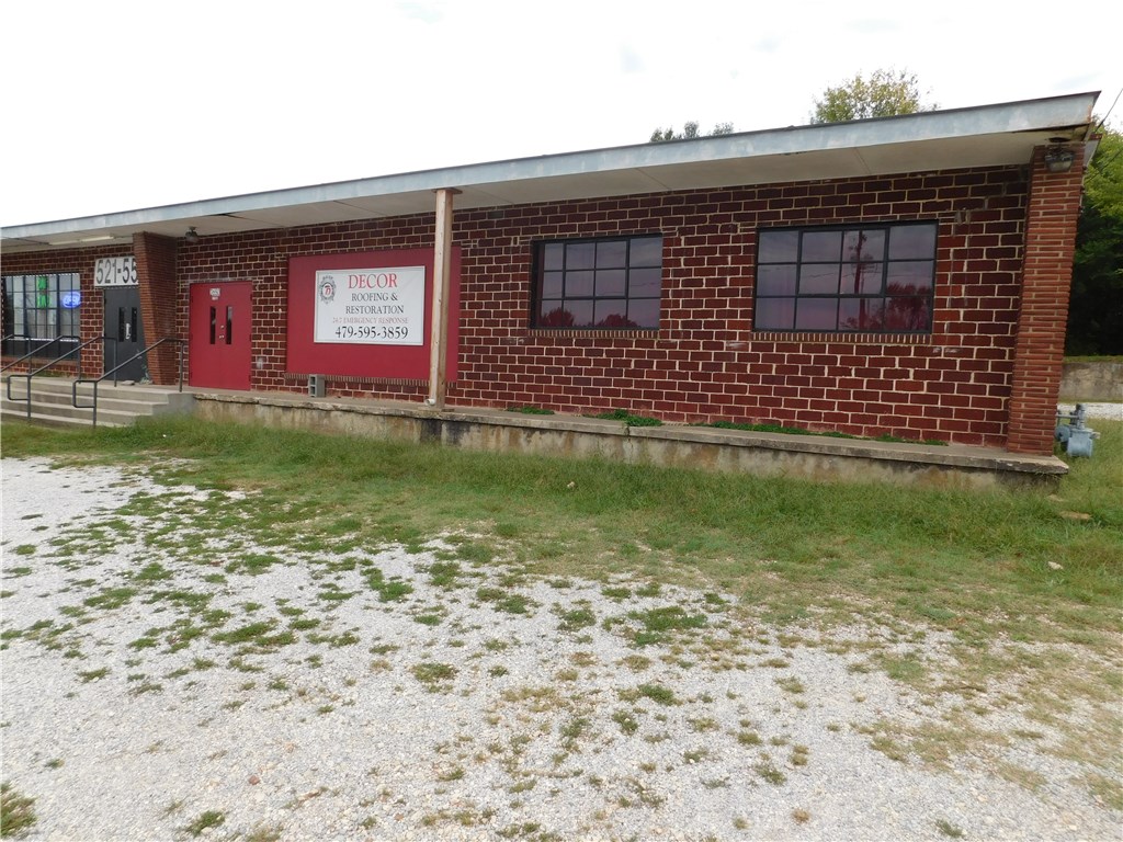 $6.50PSF;MG. Open floor plan. Good tenant signage. Roll up door. Large storage room with shelving.