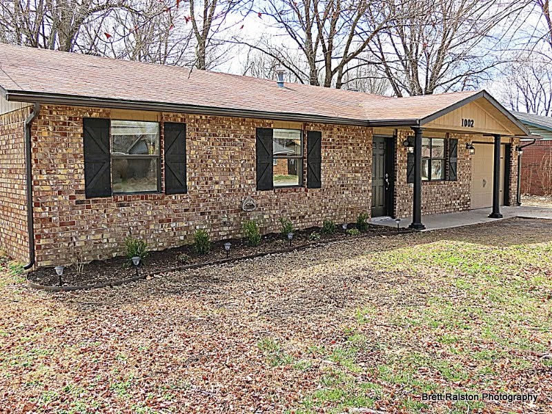 Updated 3bedroom/2bath home in the mix of everything Bentonville has to offer. Easy access to both downtown Bentonville and I-49. Easy to show!