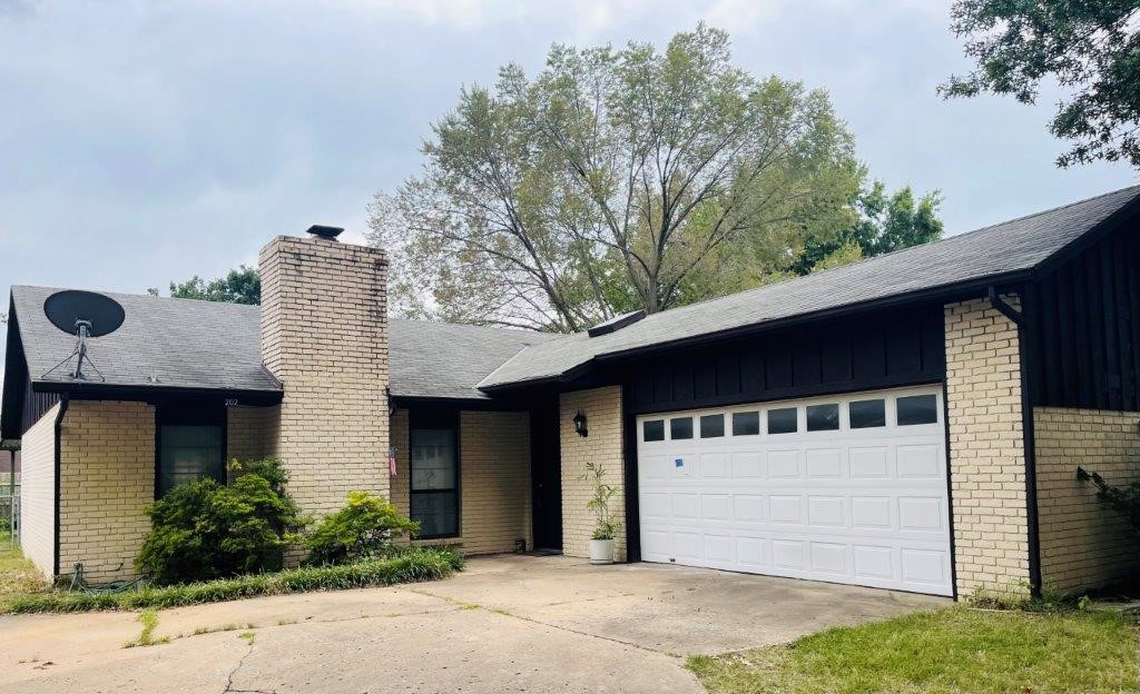 Great opportunity to own a home in a well established neighborhood in Siloam Springs. One story home offers 3 bedrooms, 2 bathrooms, 1,644 SF of quiet living within city limits.