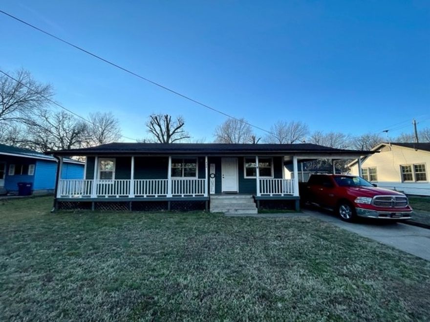 Cozy rental in the heart of Siloam Springs close to everything Siloam Springs has to offer! 2 bed 1 bath single family home with almost 1000 sq ft of living space with an extra detached bonus room in back. Covered front and back patio, large fenced in back yard, car port, storage shed and more. Cozy rental in the heart of Siloam Springs close to everything Siloam Springs has to offer!