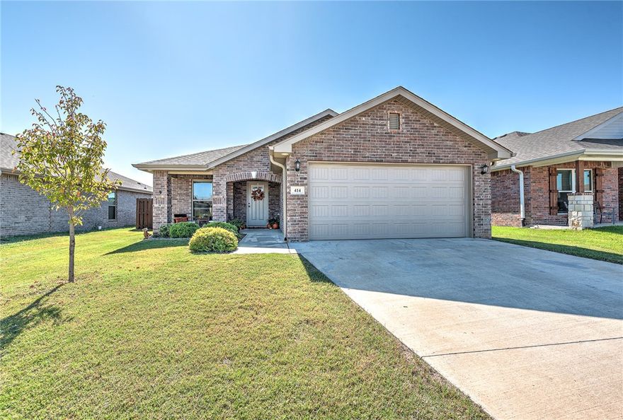 This is the Bentonville home you have been waiting for! Well-maintained 3-bedroom, 2-bath home in a great Bentonville neighborhood. 1,466 sq. ft. with an open floor plan offering bright, functional living space. The primary suite includes a private bath and walk-in closet. Two additional bedrooms provide space for guests or an office. Enjoy a front porch and a screened-in back porch overlooking professionally landscaped yards, open fields and trees for privacy. Neighborhood features a dog park and is minutes from downtown Bentonville, trails, and top-rated schools. A move-in ready home in a prime location—schedule your showing today!
