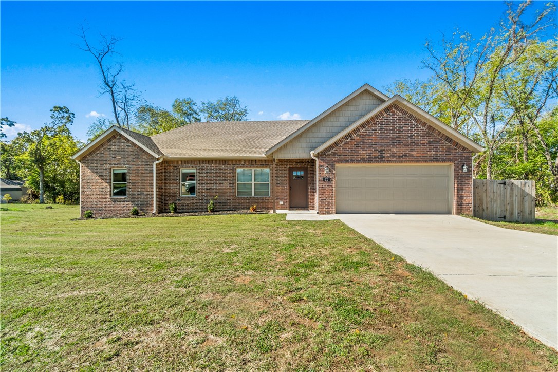 20 Dugan Circle, Bella Vista
Like-New 2-Year-Old Home | Prime Location with Privacy
Commuterās dream! This beautiful, barely lived-in home is just minutes from the highway, yet it offers the peace and privacy that Bella Vista is known for. Enjoy the best of both worlds ā convenient access for daily travel and the relaxed, resort-style living of Northwest Arkansas.
As a resident, youāll enjoy access to all Bella Vista amenities including lakes, golf courses, fitness centers with pools, pickleball courts, walking and biking trails, kayaking, and more!
Home Features:
3 Bedrooms / 2 Bathrooms
1,368 Sq. Ft.
Only 2 years old ā feels like new
Private lot in a quiet, convenient location
Quick access to Hwy 49 for easy commuting
Open-concept living and dining spaces
Light and bright interior with modern finishes
Close to Bella Vistaās premier bike and walking trails
Move-in ready and waiting for its next owner ā experience comfort and convenience