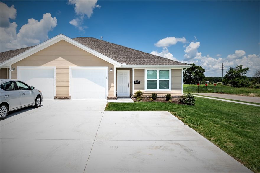 Duplex located in a new neighborhood in Siloam Springs.

3 bedrooms, 2 baths.

Features wood floors throughout.

Application: https://www.GreenHouseManagementNWA.com/application


All appliances included: gas range/oven, microwave, dishwasher, washer/dryer, refrigerator.

One car Garage.