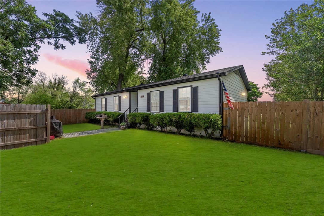 Charming 3-Bedroom Home in the Heart of Springdale!
Welcome to this beautifully maintained 3-bedroom, 2-bath home offering 1,232 sq ft of comfortable living space. Located in a prime Springdale location, this home puts you just minutes from downtown, top-rated schools, parks, grocery stores, and a variety of local restaurants.
Inside, youāll find a bright, open layout perfect for both relaxing and entertaining. The spacious kitchen flows seamlessly into the dining and living areas, while the primary suite includes a private bathroom for added convenience. Two additional bedrooms offer flexibility for guests, a home office, or a growing family.
Enjoy outdoor living in the private backyardāperfect for summer barbecues or peaceful mornings.
Whether you're a first-time buyer or looking to downsize without compromising on location, this home is a must-see!