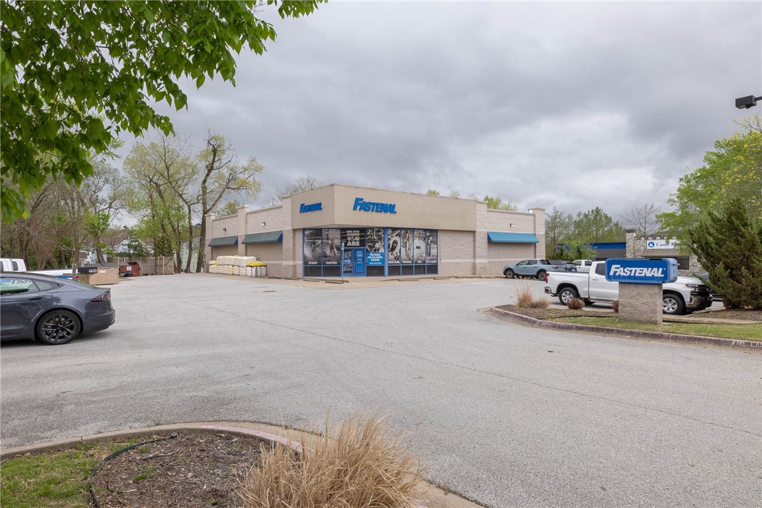 The building contains approx. 6,700 sf, with 12' high ceilings and is clear span throughout. The building is a "blank slate" and can re-purposed with minimal interior demolition. 33 on-site parking spaces. Approx 1/4 acre park-like setting behind the building.
Great location in rapidly growing SoFay (south Fayetteville). Across the street is the South Yard project, consisting of 128 apt units plus retail, food, & beverage, & other businesses. Adjacent to the sw are the Varsity House and Grove apartments, consisting of 224 units. Immediately to the east and north are hundreds of relatively new attached and detached housing units. Downtown Fayetteville, Fay High Sch. and the Univ of Arkansas are all just a short drive away. Triple Net lease.