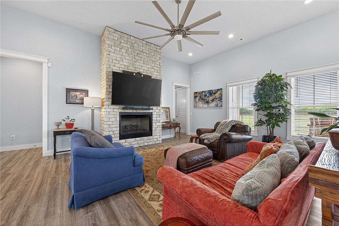 Michael E James Pls 985 Tr - Residential