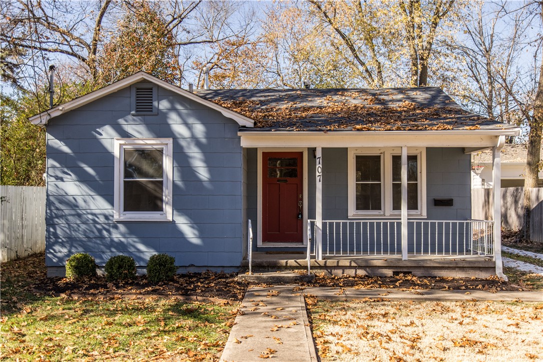 Welcome to this charming 2-bedroom, 1-bathroom house, located just half a mile from beautiful Downtown Bentonville!
The well-thought-out floor plan ensures a seamless flow between rooms, creating a cozy and inviting ambiance. The spacious yard provides the perfect backdrop for outdoor activities and relaxation, offering a private oasis right at your doorstep.
For the outdoor enthusiasts, quick access to bike trails and the renowned Crystal Bridges Museum of American Art is a stone's throw away. Imagine exploring the beauty of nature and art at your leisure, just steps from your new home.
Across the street, you'll find Airship Coffee, a local gem that will satisfy your caffeine cravings and provide a cozy spot to catch up with friends or enjoy a good book.
Need extra storage space? No problem! This rental comes complete with a shed in the back, offering a convenient solution for all your storage needs. For added convenience, a washing machine and laundry facilities are available for an additional charge.