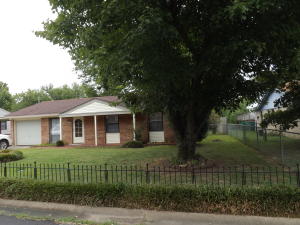 Great starter home 3 bedrooms, very well maintained home with a fenced in backyard. Manicured yard is a extra.....And a workshop even more of a bonus!