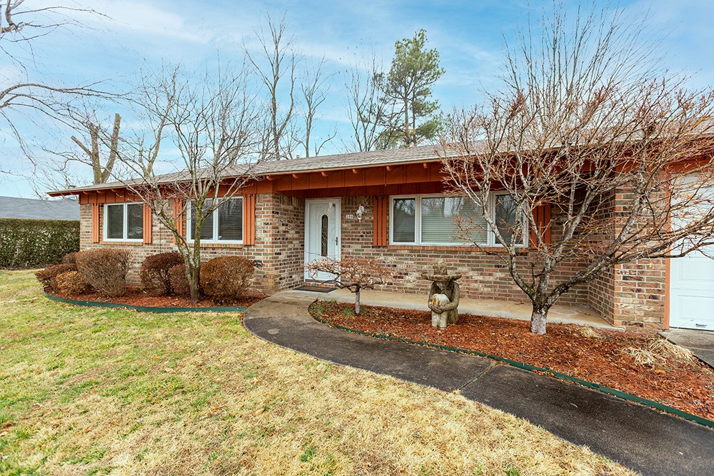 Charming patio home on a spacious corner lot with plenty of indoor/outdoor spaces to meet a variety of needs. The āflex roomā is ideal for a home office, home gym, playroom, and more. The interior was remodeled in 2008 with cedar-lined walk-in closet, custom cabinets in laundry and kitchen, an all-season sunroom, covered back patio, new windows. Includes 10x16 shed in the backyard. New roof in 2012. Home is in very good condition, but a buyer will likely want to replace the carpet. . . imagine how amazing it would look with wood-look floors! Walking distance to Lake Fayetteville Park and Razorback Greenway.