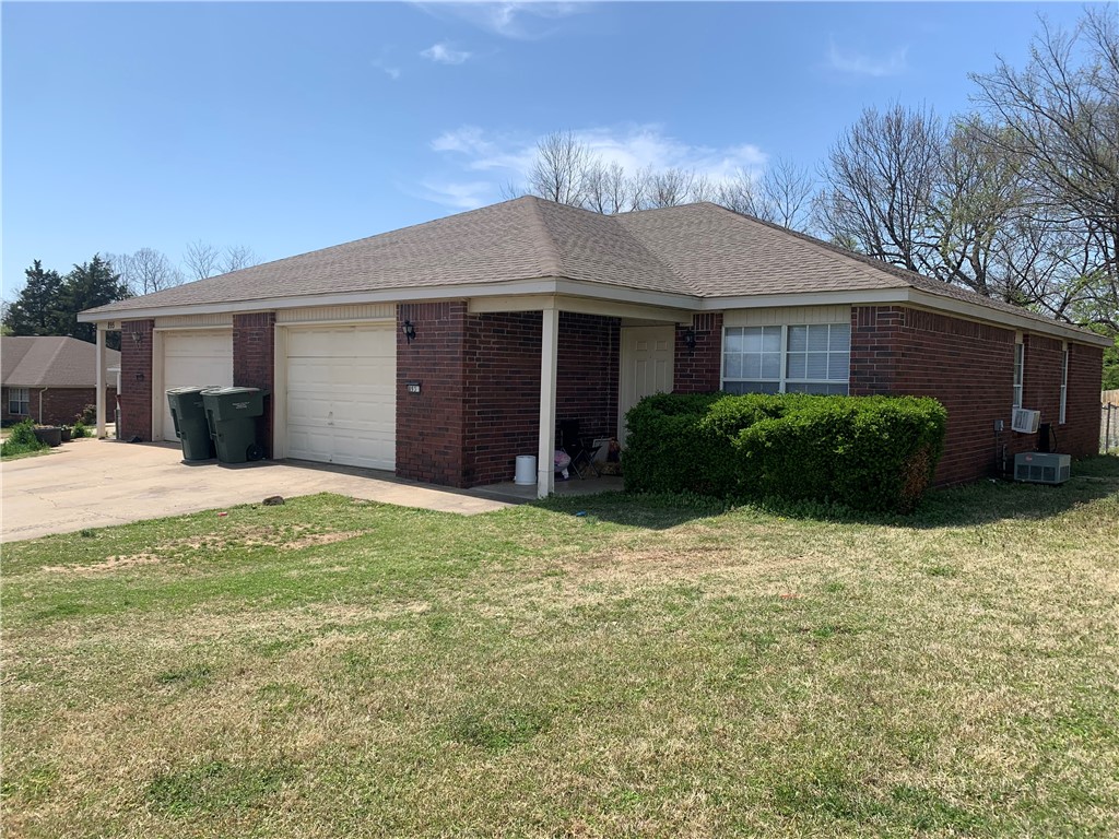 Charming 3BR/2BA Duplex – Prime Location Near University of Arkansas!
Don't miss this incredible investment opportunity! This spacious 3-bedroom, 2-bathroom duplex offers a smart layout with generous walk-in closets, ideal for both students and families. Perfectly situated just minutes from the University of Arkansas, this property is close to all the action—shopping, dining, and entertainment are right around the corner!
Each unit features a well-designed floor plan with open living areas, ample natural light, and plenty of storage. Whether you're looking to expand your rental portfolio or secure a home with income potential, this duplex checks all the boxes. Duplex is sold as is.
Location, convenience, and income potential—this one has it all!