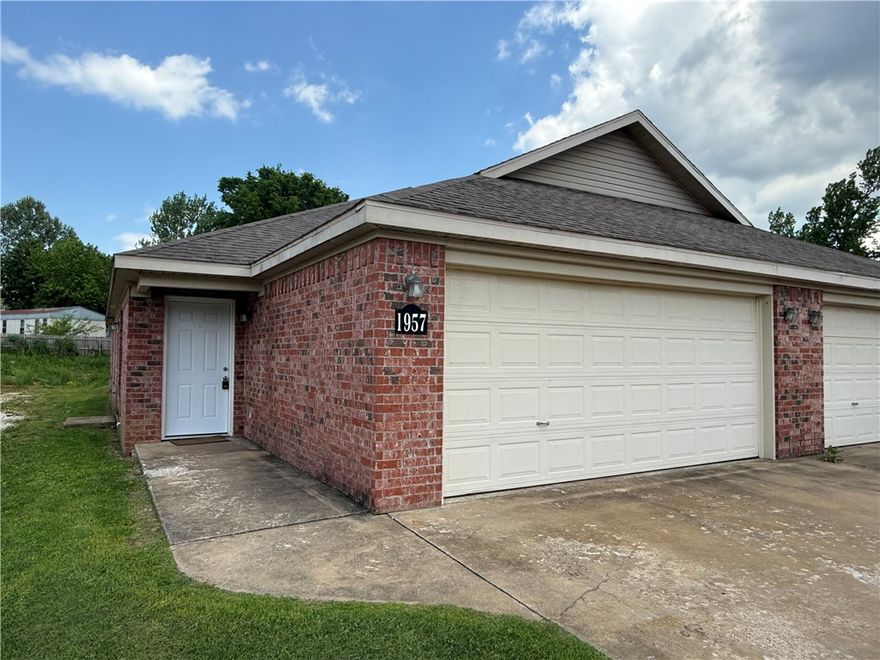 Great 3 bedroom 2 bath, all electric duplex for lease in Rogers. Located on a cul-de-sac, this duplex features: eat-in-kitchen, all appliances included as a courtesy to the tenants, 2 car garage, fenced backyard, new paint and new carpet! Ready to move in!