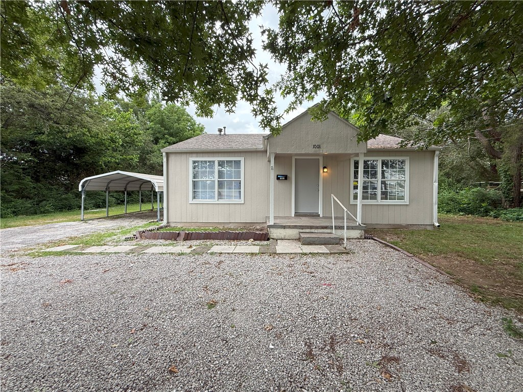2 bedroom 1 bath home for sale in the heart of Springdale, just minutes from Downtown Springdale, schools, and shopping! This home features central heat and air, gas stove, no carpet, large backyard and ready to move in!